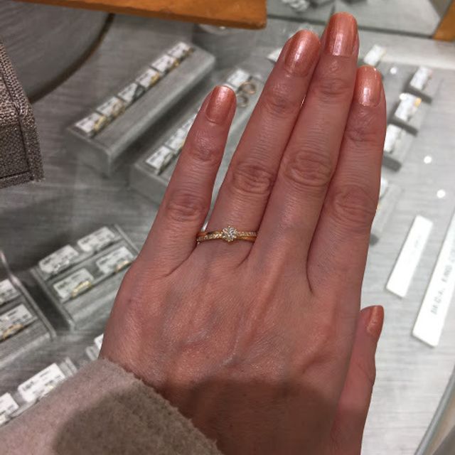 【バーニーズニューヨーク(BARNEYS NEW YORK)の口コミ】 バーニーズオリジナルの婚約指輪です。
ダイヤがとてもキレイで、アームの…