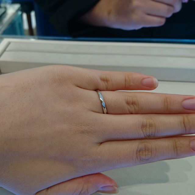 【ブシュロン(BOUCHERON)の口コミ】 ファセットのカットがキラキラと光を反射してとても華やかです。リング幅…