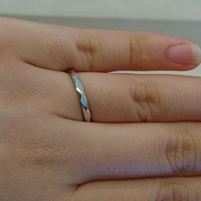 【ブシュロン(BOUCHERON)の口コミ】 ファセットのカットがキラキラと光を反射してとても華やかです。リング幅…