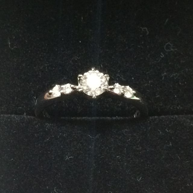 【ラザール ダイヤモンド(LAZARE DIAMOND)の口コミ】 初めは中央にダイヤモンド１つのデザインにしようと考えていましたが、左…