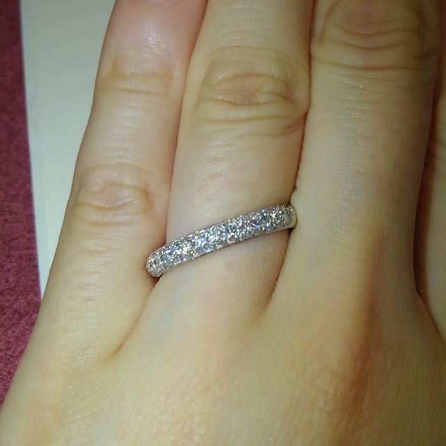 【ラザール ダイヤモンド(LAZARE DIAMOND)の口コミ】 メレダイヤがびっしりなので、どこから見ても七色に輝いて見えます。着け…