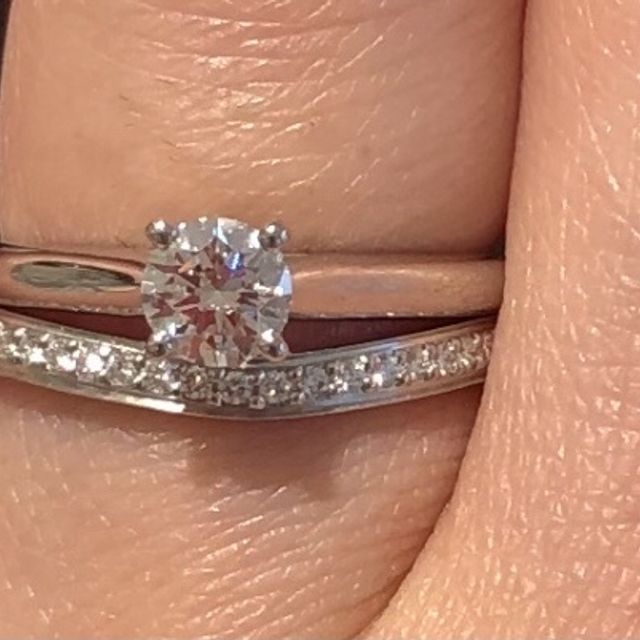 【カルティエ(Cartier)の口コミ】 下にある結婚指輪はバレリーナ、上にある婚約指輪はシンプルな立て詰めの…