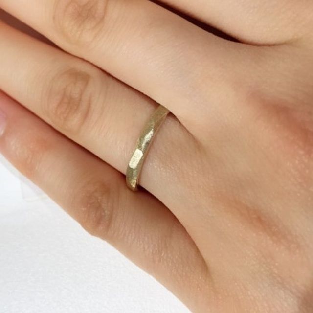 【BRILLIANCE+(ブリリアンスプラス)の口コミ】 シンプルで上品な印象のリングを探しており、こちらのリングの落ち着いた…