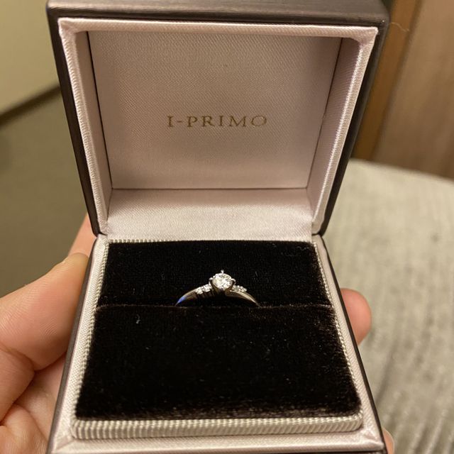 【アイプリモ(I-PRIMO)の口コミ】 デザインがストレートリングにウェーブのダイヤが入っているのが、他のリ…