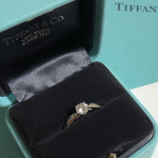 【ティファニー(Tiffany & Co.)の口コミ】 ダイヤのインパクトもある程度あり、且つ重ね付けもできる物を贈りたいと…