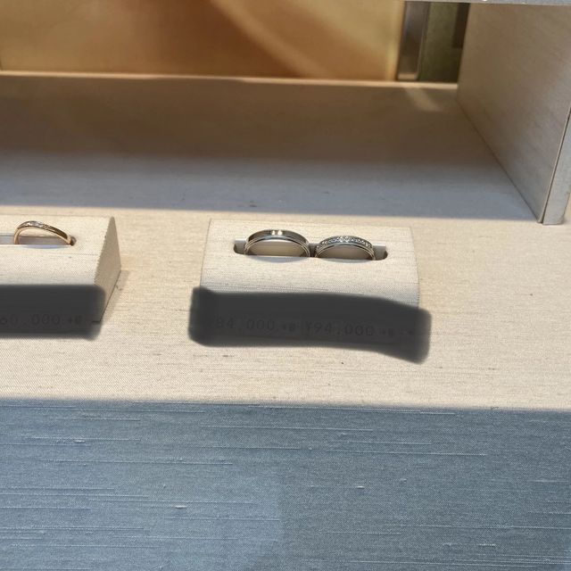 【CHARMY(チャーミー)の口コミ】 プラチナ素材のミル打ちのハーフエタニティ。
シンプルなデザインが多いチ…