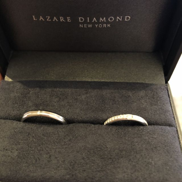 【ラザール ダイヤモンド(LAZARE DIAMOND)の口コミ】 少し存在感のある結婚指輪を探していました。センターに大きめのダイヤモ…