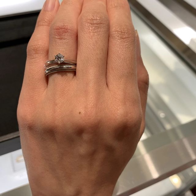 【ティファニー(Tiffany & Co.)の口コミ】 婚約指輪は定番のプラチナのダイヤモンドリングです。カラット数は失念し…