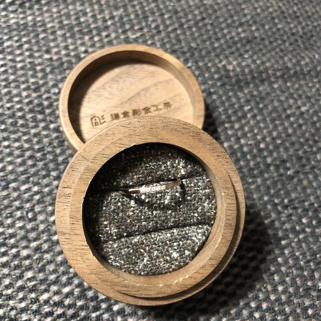 【鎌倉彫金工房の口コミ】 婚約指輪というと1粒ダイヤやキラキラしたデザインのものが多く、日常的に…
