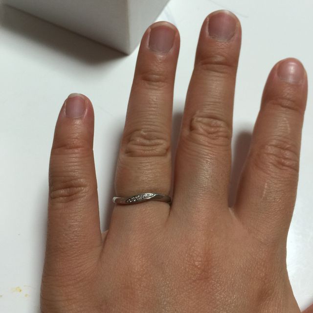 【4℃ BRIDAL(ヨンドシーブライダル)の口コミ】 指の太い夫婦ですので細めの物を探していました。私がこのリングの曲線感…