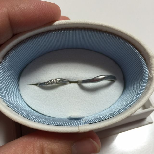 【4℃ BRIDAL(ヨンドシーブライダル)の口コミ】 指の太い夫婦ですので細めの物を探していました。私がこのリングの曲線感…