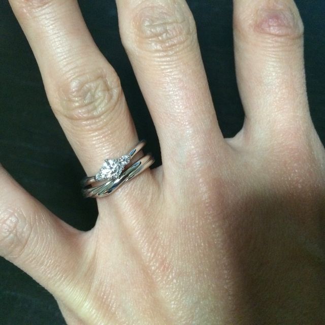 【銀座ダイヤモンドシライシの口コミ】 シンプルなデザインが好みなので、シンプルなものを選びました。セットリ…