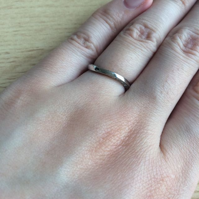 【ラザール ダイヤモンド(LAZARE DIAMOND)の口コミ】 メレダイヤがついているデザインを探していました。このデザインは他店で…