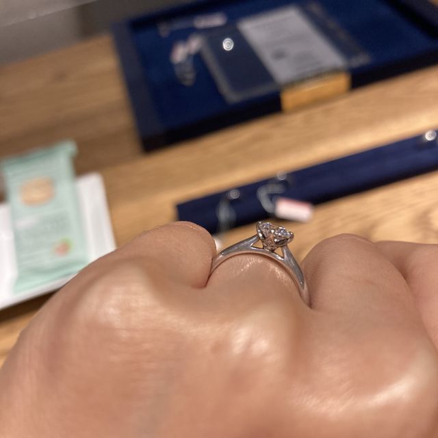 【ENUOVE(イノーヴェ)の口コミ】 重ね付けを考えたデザインとのことで、結婚指輪と婚約指輪がぴったり重な…