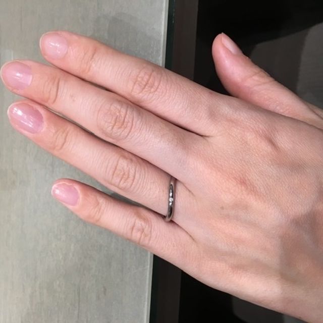 【アイプリモ(I-PRIMO)の口コミ】 シンプルで細めなのでさりげなくてつけられると思います。一粒ダイヤなの…