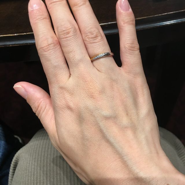 【ケイウノ ブライダル(K.UNO BRIDAL)の口コミ】 ストレートリングに斜めにダイヤが散りばめたデザインでギラギラは抵抗あ…