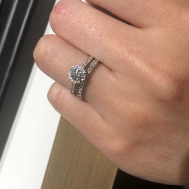 【ラザール ダイヤモンド(LAZARE DIAMOND)の口コミ】 暗い中でもしっかりと輝くダイヤモンドの品質に魅力を感じてこちらのリン…