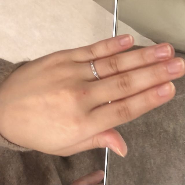 【宝寿堂(ほうじゅどう)の口コミ】 ウェーブがかった女性らしいデザインに惹かれました。
ダイヤが数個ついて…