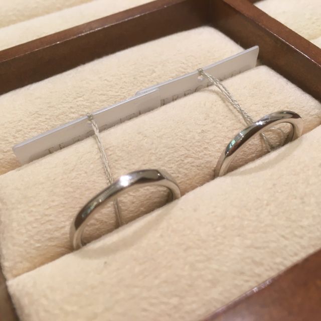 【TRECENTI(トレセンテ)の口コミ】 女性の指輪は華奢で繊細な感じであり、指もキレイに見える。男性用の指輪…