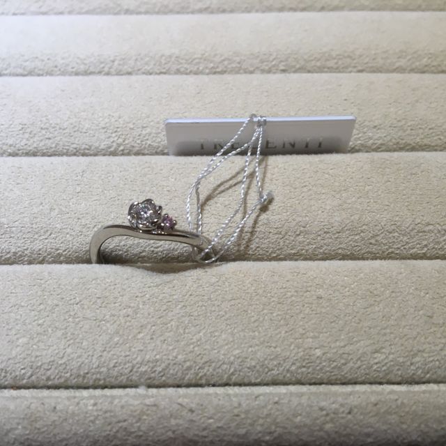 【TRECENTI(トレセンテ)の口コミ】 指輪のデザインつけ心地はもちろんのこと、男一人で婚約指輪を買いに行く…