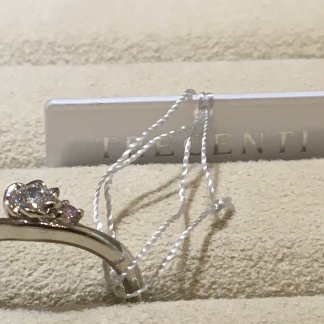 【TRECENTI(トレセンテ)の口コミ】 指輪のデザインつけ心地はもちろんのこと、男一人で婚約指輪を買いに行く…