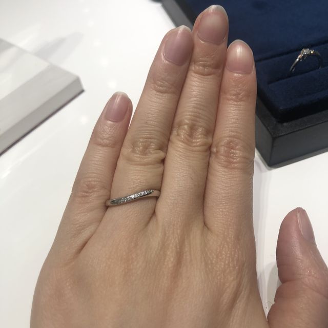【4℃ BRIDAL(ヨンドシーブライダル)の口コミ】 ウェーブ型の斜めにダイヤモンドが埋め込まれている指輪です。ダイヤモン…