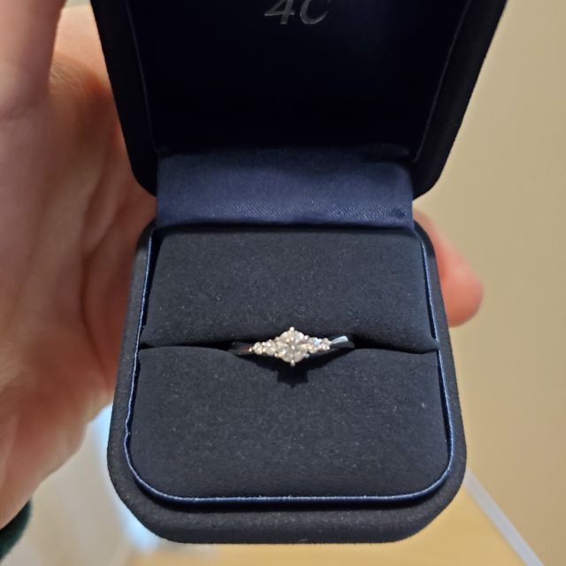 【4℃ BRIDAL(ヨンドシーブライダル)の口コミ】 デザインが良く、Webで事前に調べていたウェーブのリングを選びました。セ…