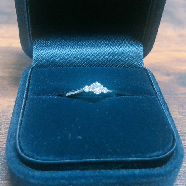 【4℃ BRIDAL(ヨンドシーブライダル)の口コミ】 ウェーブ型で三石のダイヤモンドがついている婚約指輪です。特にセンター…