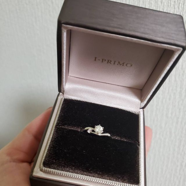 【アイプリモ(I-PRIMO)の口コミ】 中央のダイヤの横に、ピンクダイヤが少し離れたところにあることによって…