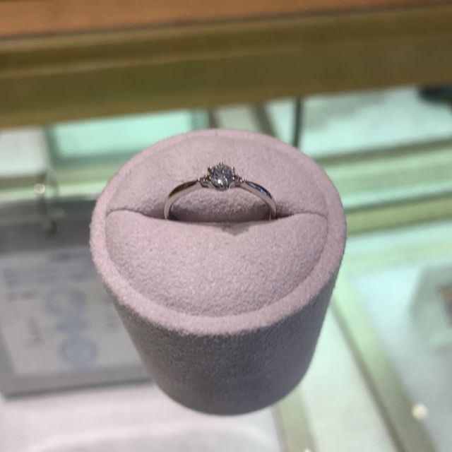 【ジュエリー東京の口コミ】 当初はシンプルデザインの指輪を探しておりましたが、何点か検討させてい…