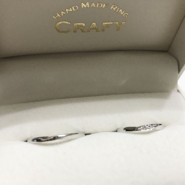 【CRAFY(クラフィ)の口コミ】 アクセサリーにあまりこだわりのない彼なので、まずは結婚指輪にしてはお…