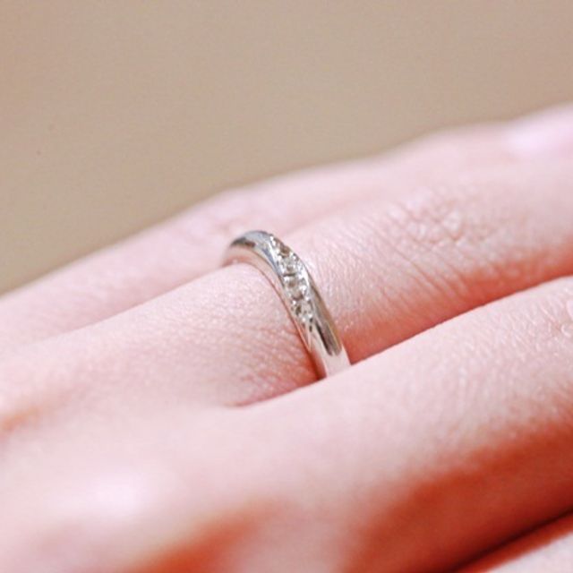 【ラザール ダイヤモンド(LAZARE DIAMOND)の口コミ】 ウェーブがかっていて、細く華奢なデザインの指輪が欲しくて雑誌やネット…