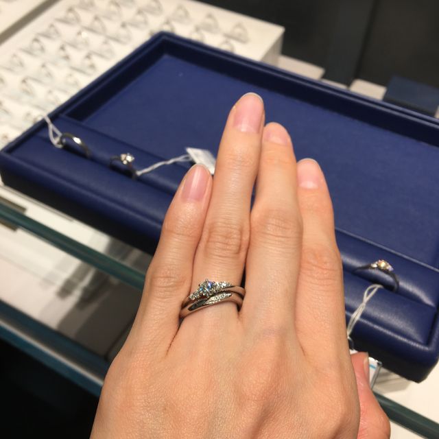 【銀座ダイヤモンドシライシの口コミ】 何百種類ものデザインがある中で、INO(イーノ)を選びました。ポイントは、…