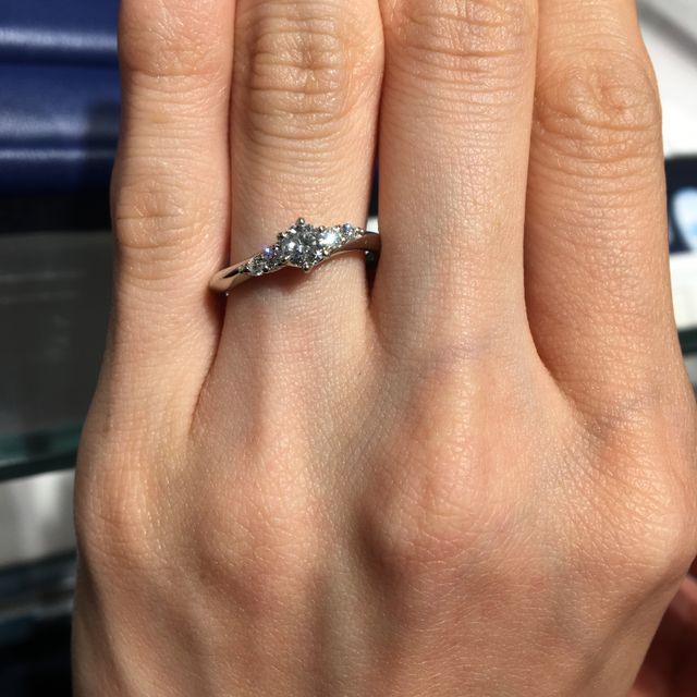 【銀座ダイヤモンドシライシの口コミ】 何百種類ものデザインがある中で、INO(イーノ)を選びました。ポイントは、…