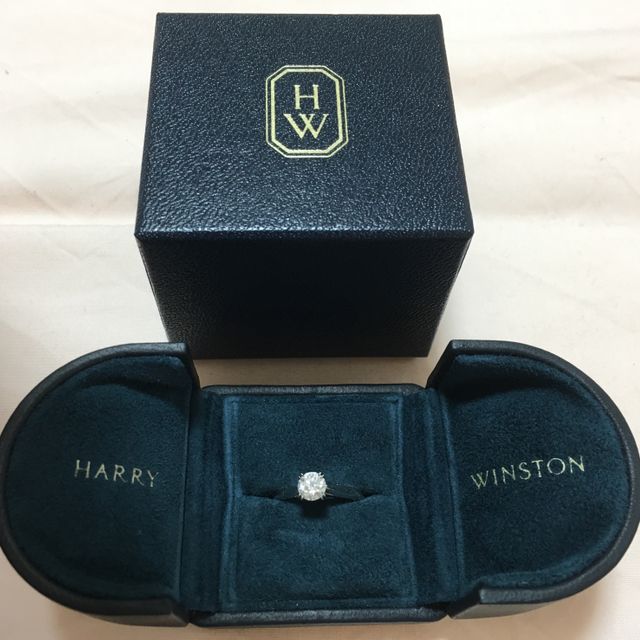 【ハリー・ウィンストン(Harry Winston)の口コミ】 王道の一粒石デザインのリングにもともと憧れがあり、細身のリングに、細…