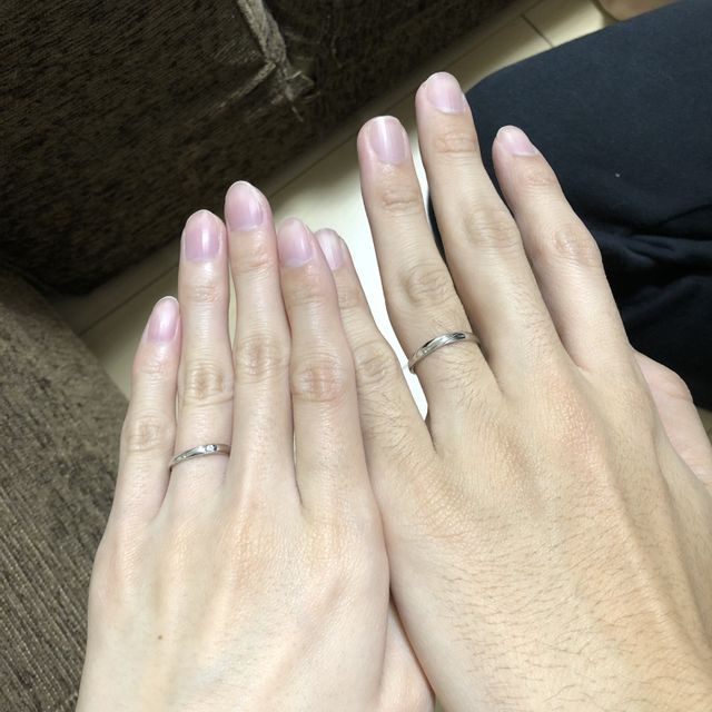 【銀座ダイヤモンドシライシの口コミ】 あまりキラキラしないシンプルなデザインで探しておりました。ウェーブが…