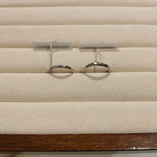 【TRECENTI(トレセンテ)の口コミ】 ストレートで斜めにデザインが入っており長くつけていけるデザインです。
…