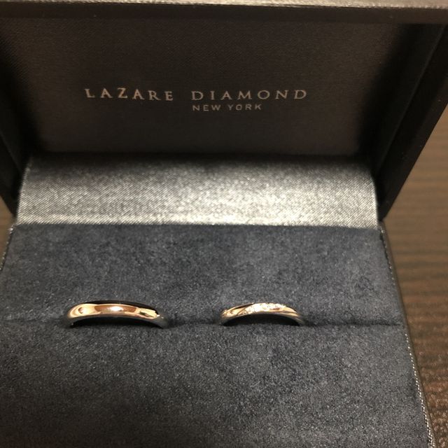 【ラザール ダイヤモンド(LAZARE DIAMOND)の口コミ】 男性のデザインはシンプルなもの、女性のデザインはダイヤモンドありのシ…