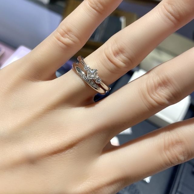 【ROYAL ASSCHER(ロイヤル・アッシャー)の口コミ】 ロイヤルアッシャーカットは他では見られない特殊な形で加工されていて、…