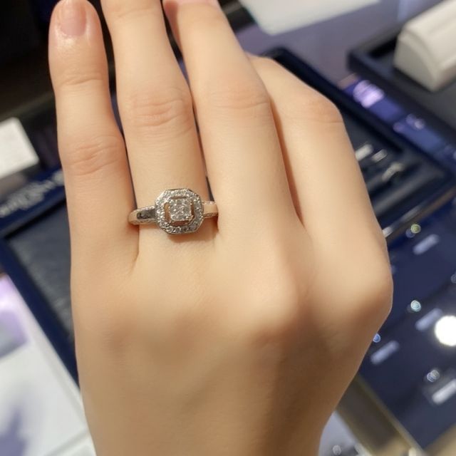 【ROYAL ASSCHER(ロイヤル・アッシャー)の口コミ】 ロイヤルアッシャーカットは他では見られない特殊な形で加工されていて、…