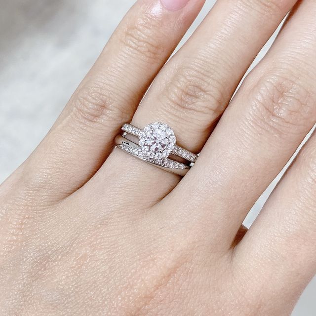 【ラザール ダイヤモンド(LAZARE DIAMOND)の口コミ】 プラチナリングに複数メレダイヤのあるデザインの指輪を探していました。
…