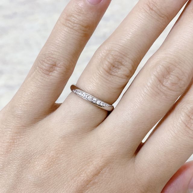 【ラザール ダイヤモンド(LAZARE DIAMOND)の口コミ】 プラチナリングに複数メレダイヤのあるデザインの指輪を探していました。
…