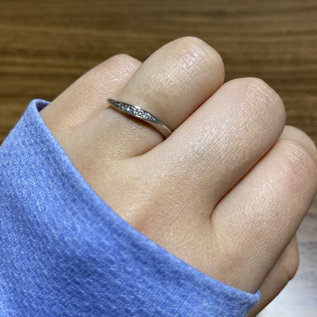 【ラザール ダイヤモンド(LAZARE DIAMOND)の口コミ】 デザインに一目惚れしました。流れるようなデザインでダイヤモンドが5石並…