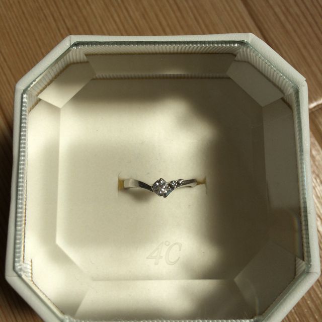 【4℃ BRIDAL(ヨンドシーブライダル)の口コミ】 中央のダイヤに寄り添うように小さなダイヤが沿ってあるデザインを探して…