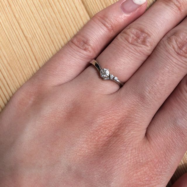 【4℃ BRIDAL(ヨンドシーブライダル)の口コミ】 中央のダイヤに寄り添うように小さなダイヤが沿ってあるデザインを探して…
