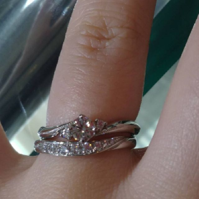 【宝寿堂(ほうじゅどう)の口コミ】 先に購入していた婚約指輪と該当品の結婚指輪を重ねて着用した際にデザイ…