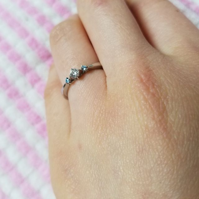 【TAKE-UP(テイクアップ)の口コミ】 私は手が小さく指も細いので、一般的なエンゲージリングだと幅が太くて不…