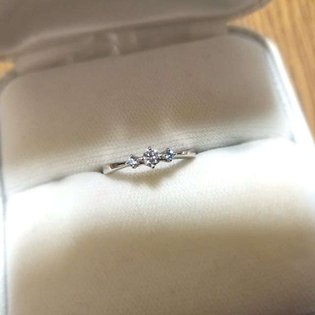 【TAKE-UP(テイクアップ)の口コミ】 私は手が小さく指も細いので、一般的なエンゲージリングだと幅が太くて不…