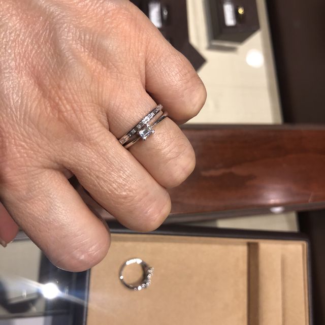 【ORECCHIO(オレッキオ)の口コミ】 エメラルドカットの個性に惹かれ購入決定。
結婚指輪はエメラルドカットが…