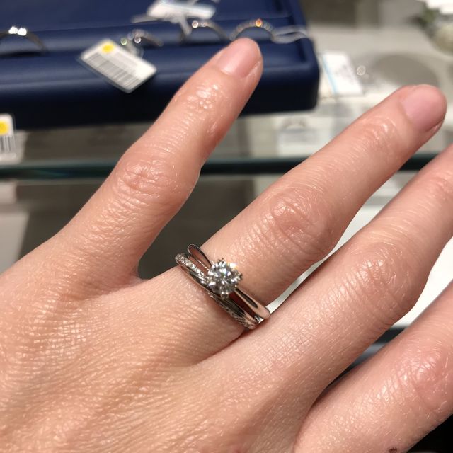 【銀座ダイヤモンドシライシの口コミ】 重ね付けをしてさらに華やかになるタイプを探してました。ダイヤモンドが…